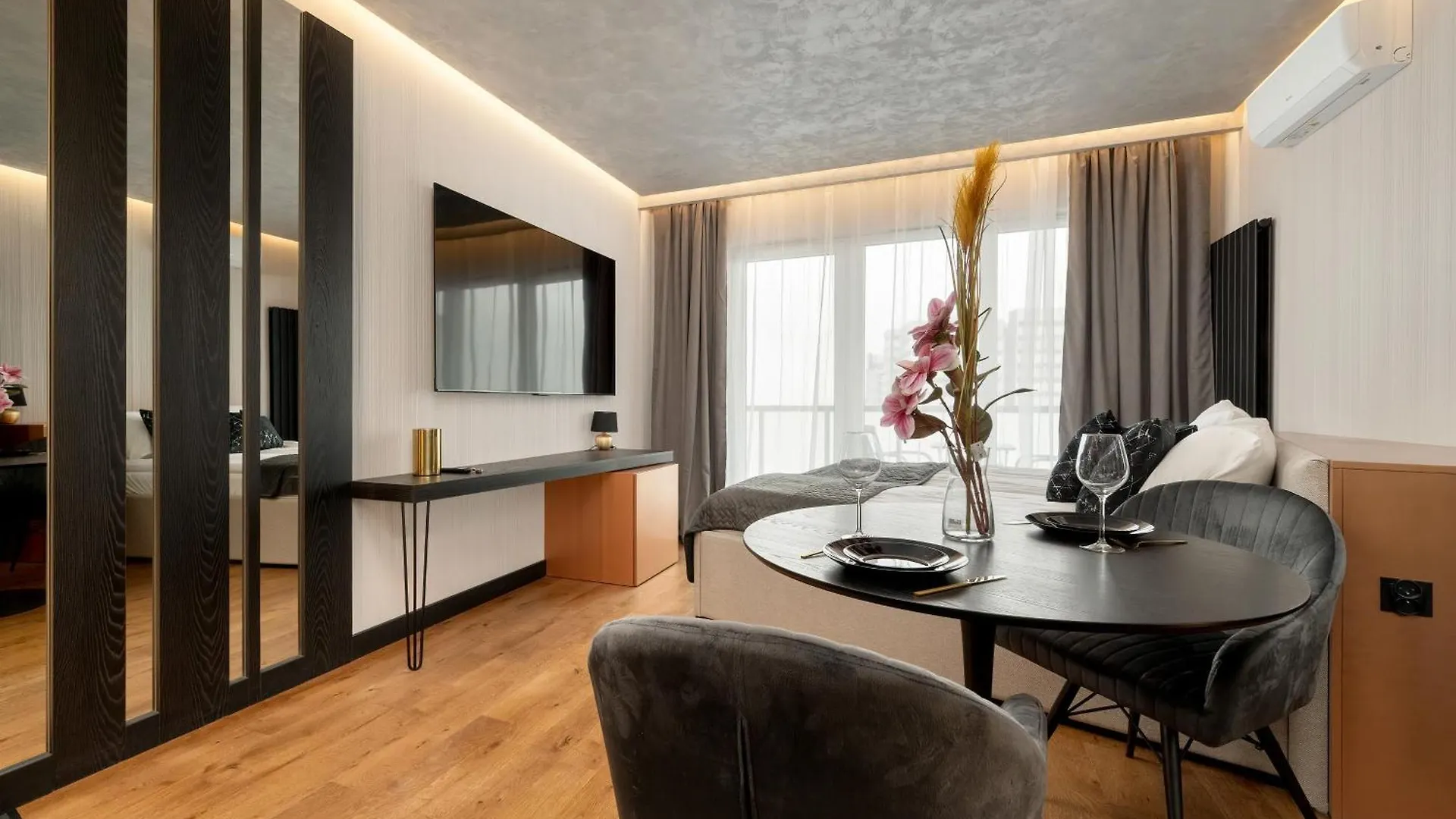 Elegant Studio Close To River With Air Conditioning By Renters Prestige Wroclaw Poland