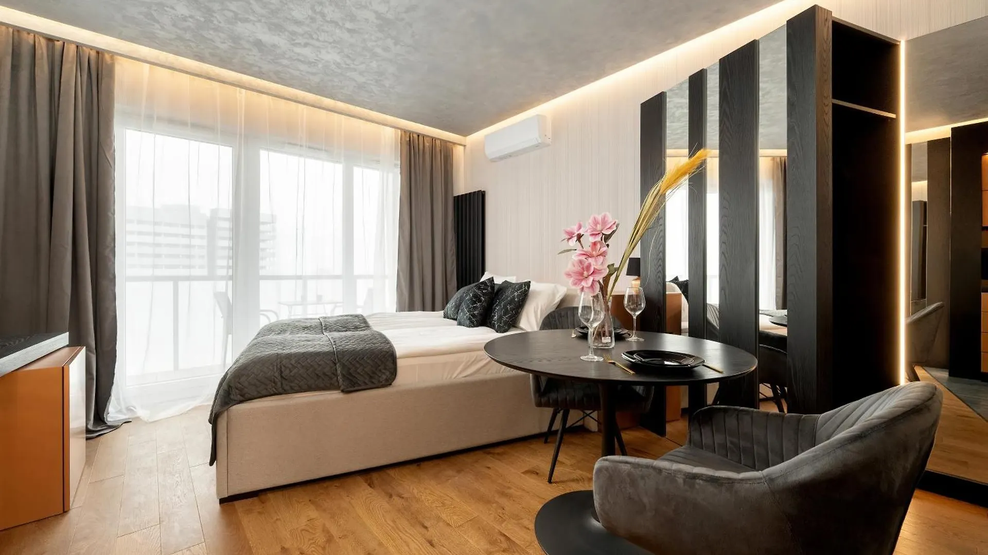 Elegant Studio Close To River With Air Conditioning By Renters Prestige Wroclaw Apartment