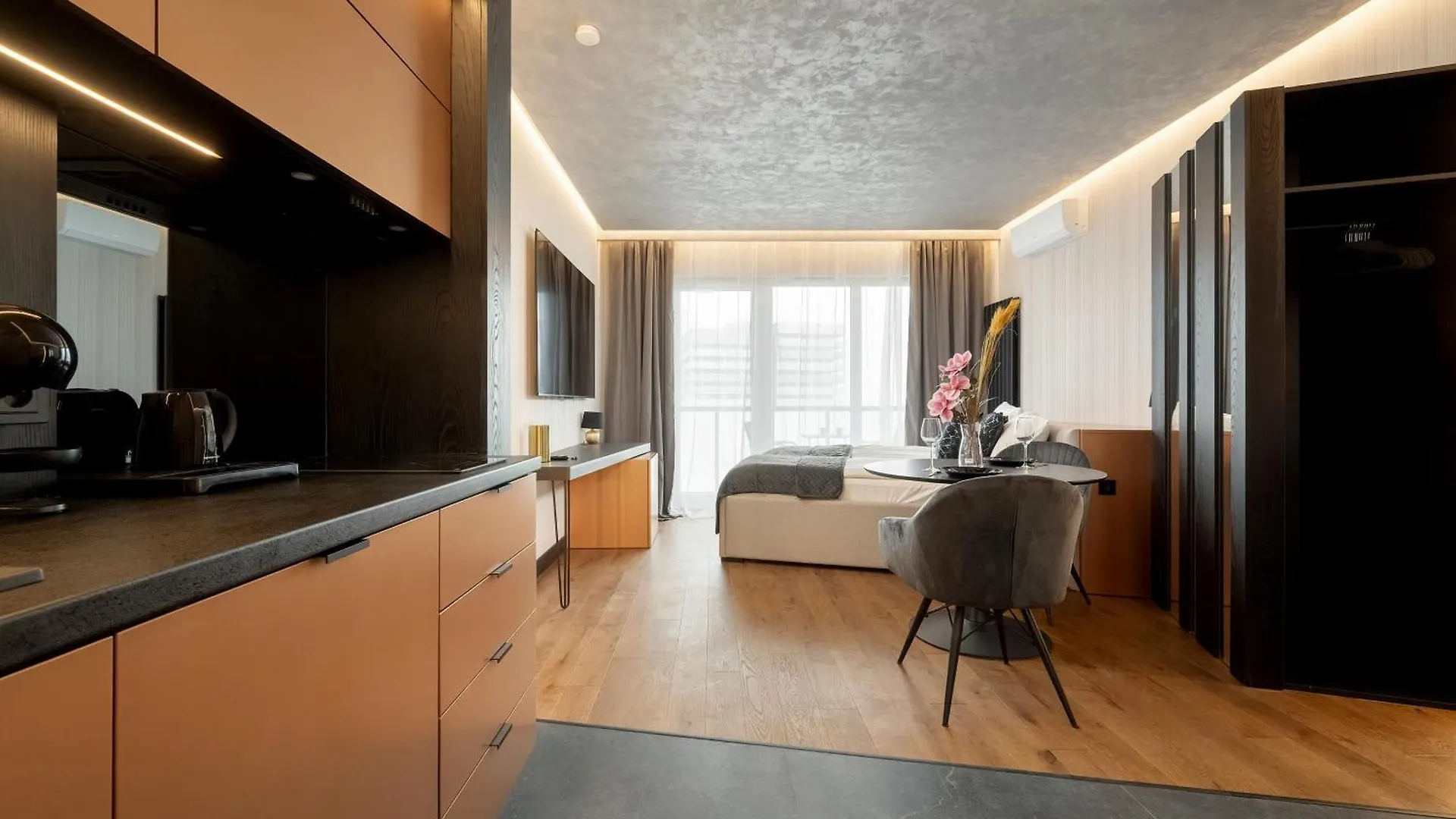 Elegant Studio Close To River With Air Conditioning By Renters Prestige Wroclaw Apartment