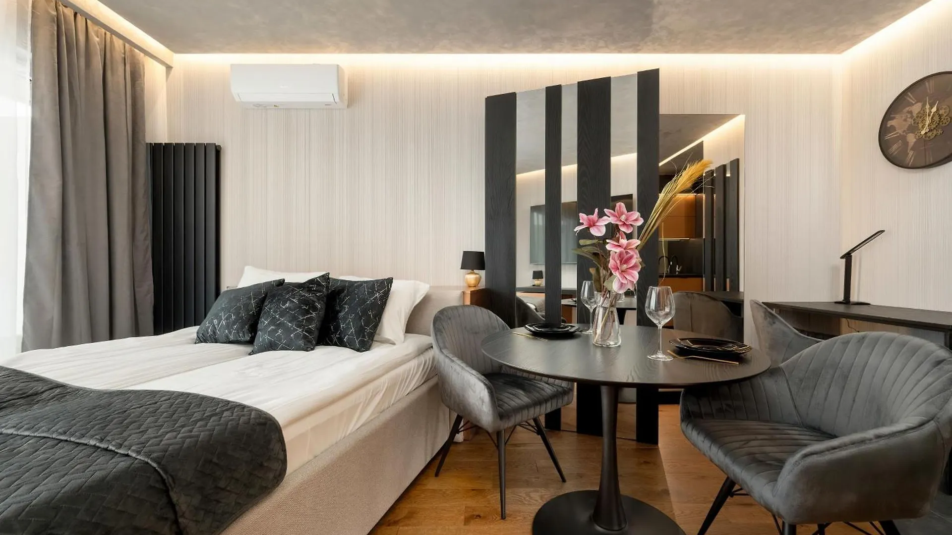 Elegant Studio Close To River With Air Conditioning By Renters Prestige Wroclaw Apartment